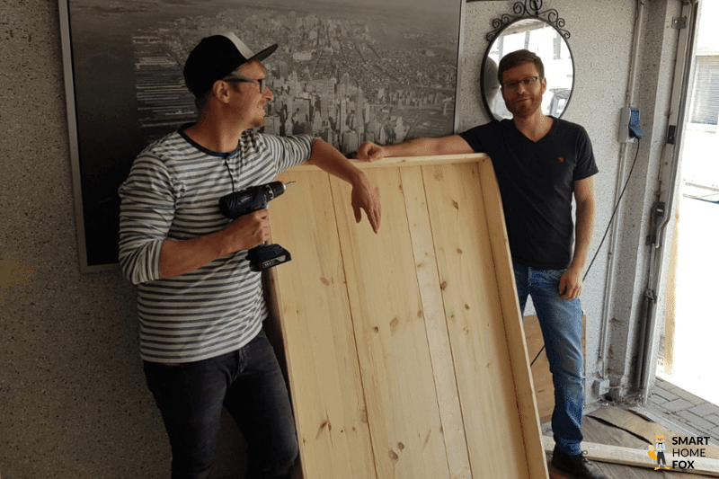 Das Saugroboter-Testareal wird von zwei Personen gehalten